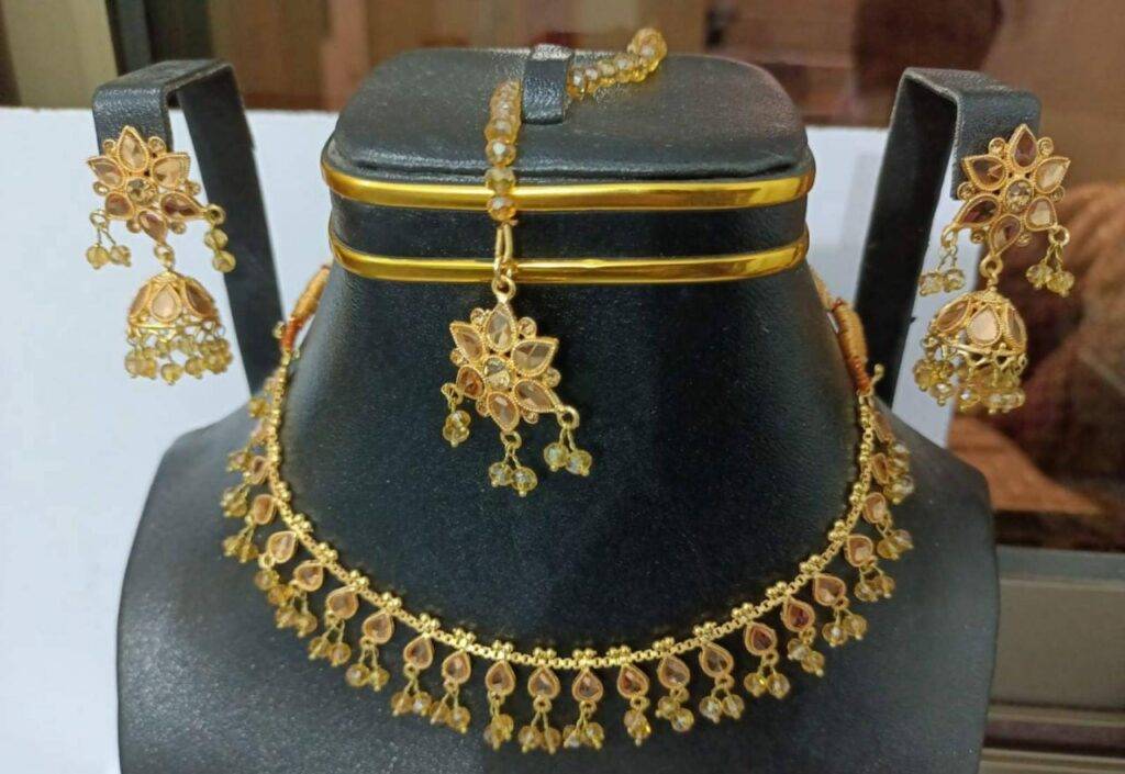 Kundan Style Necklace set And Bindiya