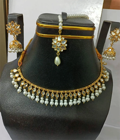 Set Necklace And Bindiya
