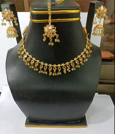 Set Necklace And Bindiya