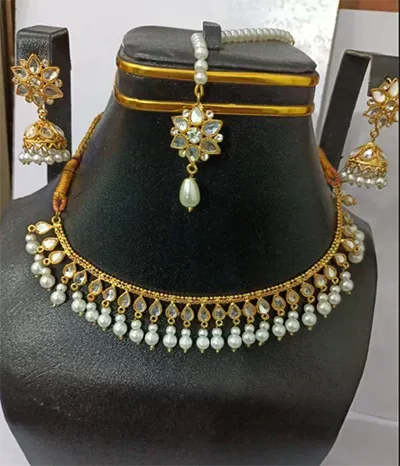 Set Necklace And Bindiya